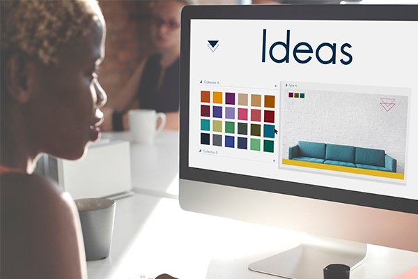 A female student using photoshop to create an ideas map for a project work